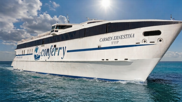 Embarcación de Conferry navegando hacia la isla de Margarita.