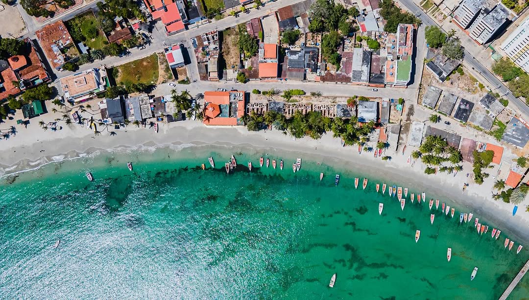 Vista aérea de las playas de la Isla de Margarita, destino turístico ideal
