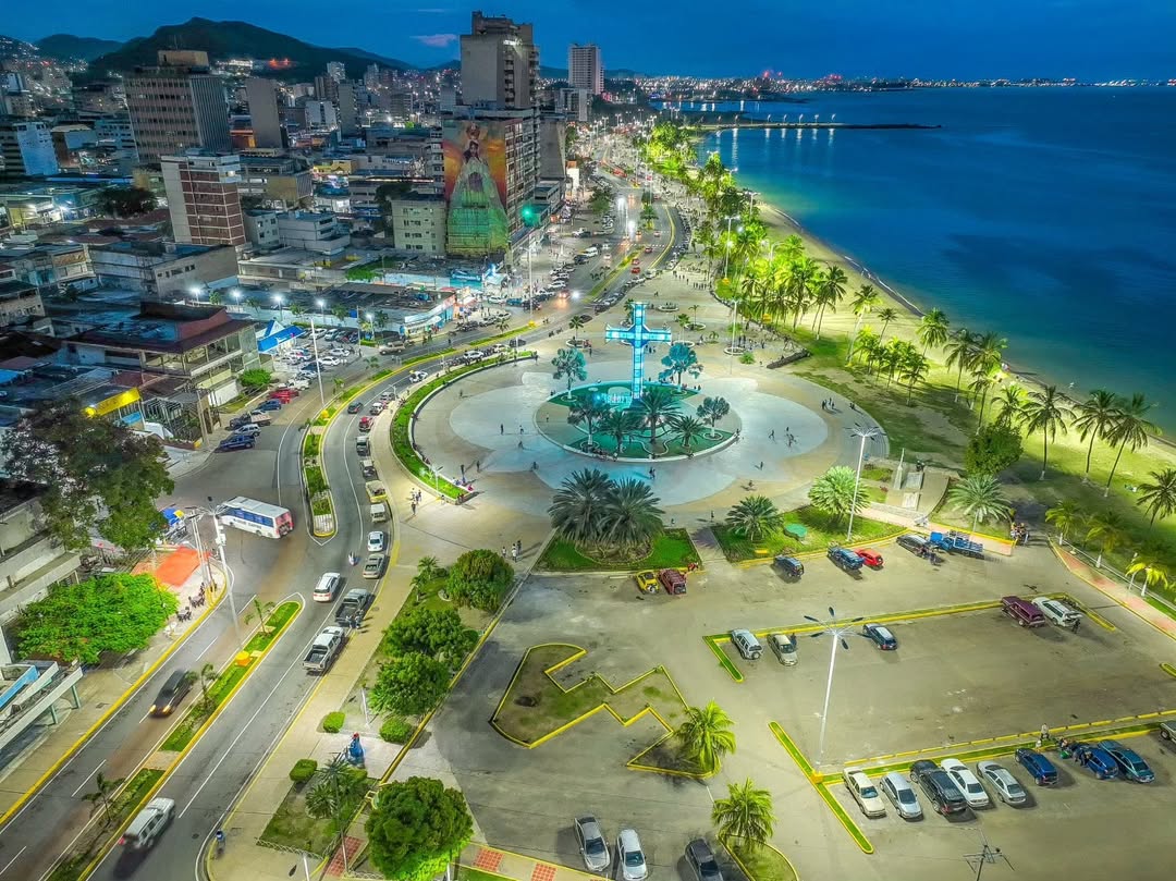 Vista aérea nocturna de la costa de Puerto La Cruz, punto estratégico de conexión marítima.